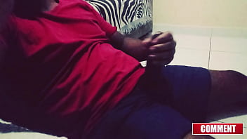 Moreno Do Pau Grosso Tocando Uma Punheta Gostosa No Chão