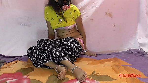 नौकर ने भाभी को र्गम देसी लन्ड से जीभर कर कोंडोम लगाकर चुदाई की