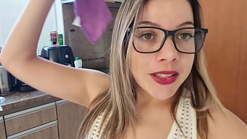 Loira Gostosa Na Cozinha - loira, peitos, limpando - Video 1652912