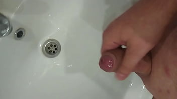 Молодой кончает крупным планом