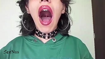 Abriendo La Boca Muy Grande Hasta Que Se Me Vea La úvula