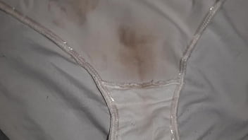 Me La Jalo Con Los Calzones Sucios De Mi Amiga, Huelen Bien Rico A Panocha