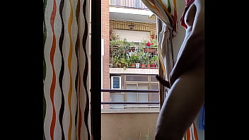 Me Masturbo En El Balcón Hasta Que Me Pilla La Vecina Y Me Corro