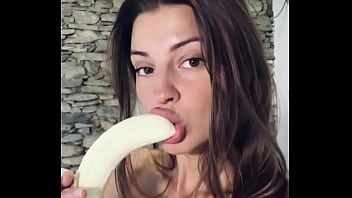 Hot Banana Deepthroat