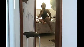 ⁣Mulher Do Corno Se Exibindo Sem Calcinha Para O Eletricista