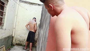 Os Pedreiros Abandonaram O Telhado E Foram Trepar Atrás Da Casa.