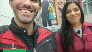 Encontrei Um Casal Exótico No Mercado, E Parece Que Estava Adivinhando. Falei Sobre O Mundo Do Swing. E Eles Adoraram A Ideia. Fizemos Um Ménage Gostoso. E O Meu Corno Como Sempre Filmando.
