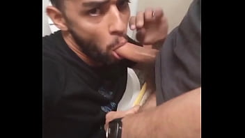 Servindo A Vários Machos Desconhecidos No Box Do Banheiro Do Metr_ - Completos E Exclusivos No Red