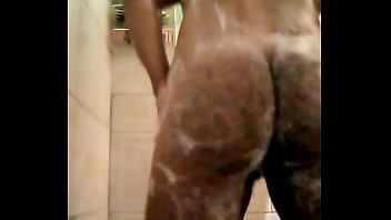 Tomando Rica Ducha Y Moviendo Mi Culo Peludo