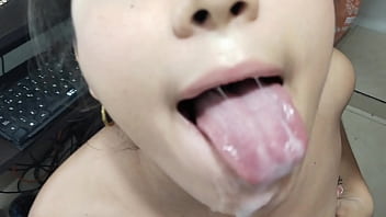 Recibo Una Deliciosa Mamada De Mi Hermanastra Hasta Correrme En Ella