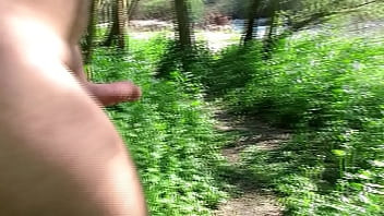 Balade Nu Dans La For_ts Au Bord De L_eau Et Masturbation De Sexe Mou Et Belle érection.