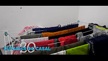 Colocando As Cuecas E As Calcinhas No Varal De Chão