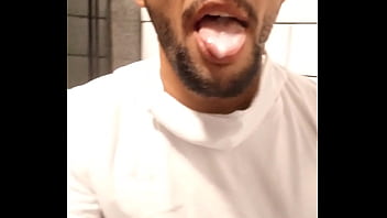 Novinho Mamou Seu Professor No Banheiro E Tomou Leite