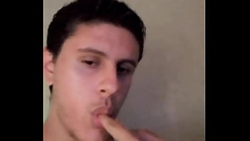 Gay Chupando Dedo Heheh