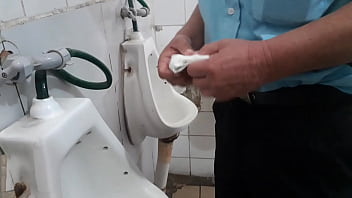 Espiando A Madurito En El Baño Público