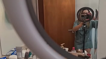 Loira Gostosa Foi Arrumar O Cabelo , Mas Deixou A Buceta Aparecer