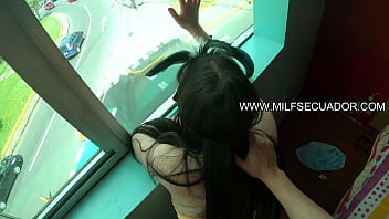 Follamos Delante De La Ventana Con Mi Hijastro Y Podemos Ver A Todos Los Vecinos Pasar Que Excitante