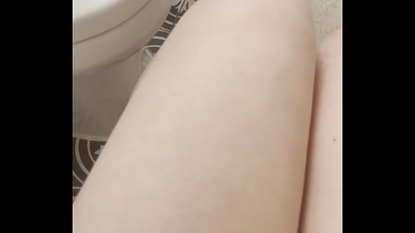 Gigi Shaves Her Pretty Pink Pussy