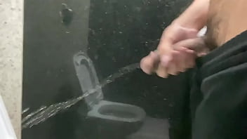 Novinho Jorrando Muito Leite No Banheiro Público