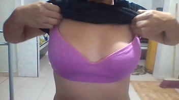 Mostrando Las Tetas - tetas, caliente, masturbacion, traviesa, ssolita - Video 1560524