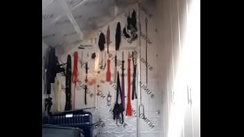 Sissy Christine Passe L_aspirateur Dans La Maison