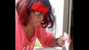 Sissy Christine Nettoie Les Toilettes