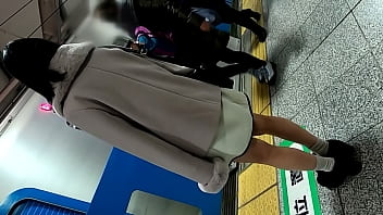 【同じマンション在住の黒髪_美脚Nちゃんを追跡】エレベーターで遭遇した美人さん。尾行して部屋をつきとめた。外出したところを狙って尾行、電車に乗ったので背後にぴったり付いてスカート内撮影、痴●～中出し。また後日自宅に侵入、にて中出し及び顔射【パンチラ盗撮/電車痴●/自宅侵入】