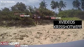 Corno Manso Fica Assistindo Sua Esposa Kriss Hotwife Cheia De Tesão Sendo Fudida Pelo Realizador Baiano Na Praia Pública Movimentada, Correndo O Risco De Serem Flagrados.