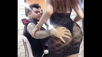 Estilista Cortando Cabello Acaba En Final Feliz