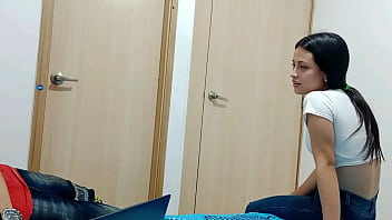 Mi Jovencita Hermanastra Teen De 18 A_os Entra Para Preguntar Que Estoy Haciendo Pero Yo Se Que Lo Que Quiere Es Chuparme La Verga Y Despues Follarla Porno En Espanol