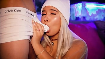 Sexy Webcam Girl Seduces Her Boyfriend' Cock While Showing It Live