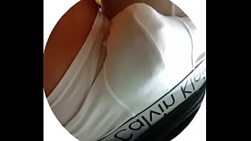 Nuestro Single Nos Envía Un Vídeo Para Activarnos Mostrando El Bulto De Su Entrepierna