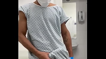 Novinho Faz Exibição No Quarto Do Hospital