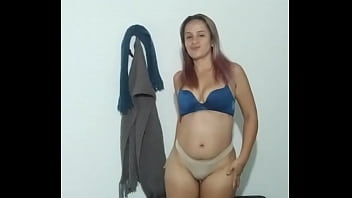 Modelo Rubia Enseñando El Cuerpo