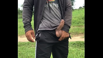 Exibindo O Pau Peludo No Mato