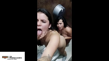 Follando En El Centro Comercial- Porno En Espanol