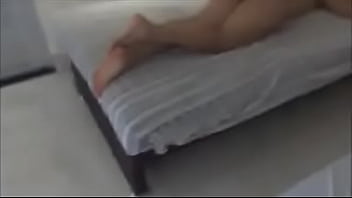 Namorado Da Minha Irmã Me Pegou Peladinha Na Cama!