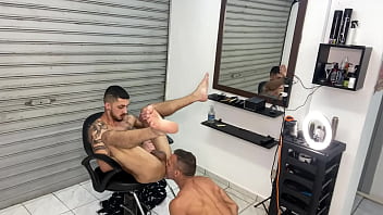 Paizão Dotado Foi Fazer A Barba Com O Barbeiro Novinho Não Resistiu E Leitou O Rabo Dele Todo Para Ele Continuar Trabalhando Com A Porra Escorrendo Pelo Cu