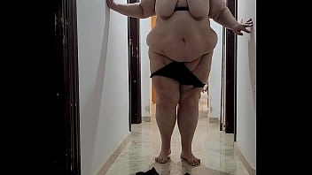 Coolmarina. Meada Caliente Y Aplasta La Lata Con Ropa Interior