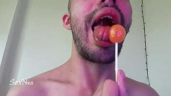 Chupando Un Delicioso Bombón En La Boca