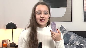 Ersties: Medea Verwöhnt Ihre Beiden Löcher Mit Einem Kristalldildo