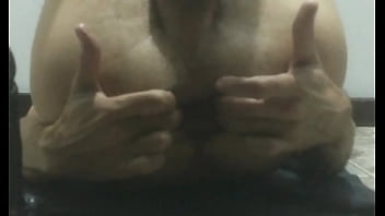 Casado Passivo Aliviando A Cuceta De Frango Assado Com Consolo De 23 Cm E Arreganhando O Cu Com Os Dedos.