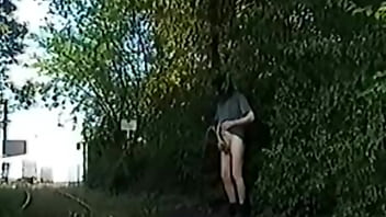 Open Air Piss Mit Fahrenden Autos Nebenan