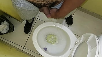 Mais Uma Mijada No Trabalho