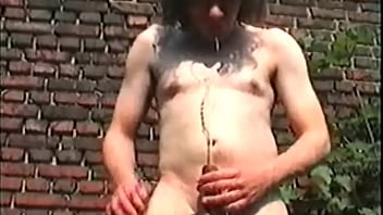 Draussen An Der Mauer Sich Selber Anpissen..herrlich