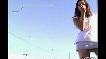 Upskirt Ninfeta Deliciosa Na Estacão