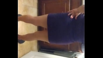 Mi Tia Se Mete Al Baño Cuando Termino De Bañarme Y Me Lo Chupa Vien Rico