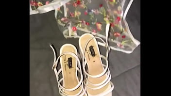 Semen En Zapatillas De Tiras