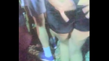 Novinha Mostrando A Bunda Durante Festa