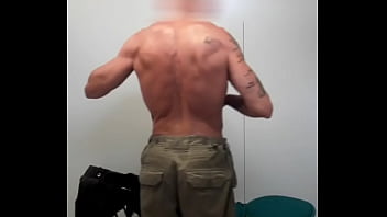 Exhib Mec Musclé Dans Les Vestiaires Et Sous La Douche De La Salle De Gym